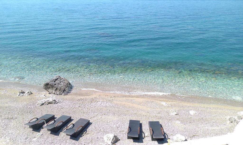 Love Live Hotel Сутоморе Экстерьер фото