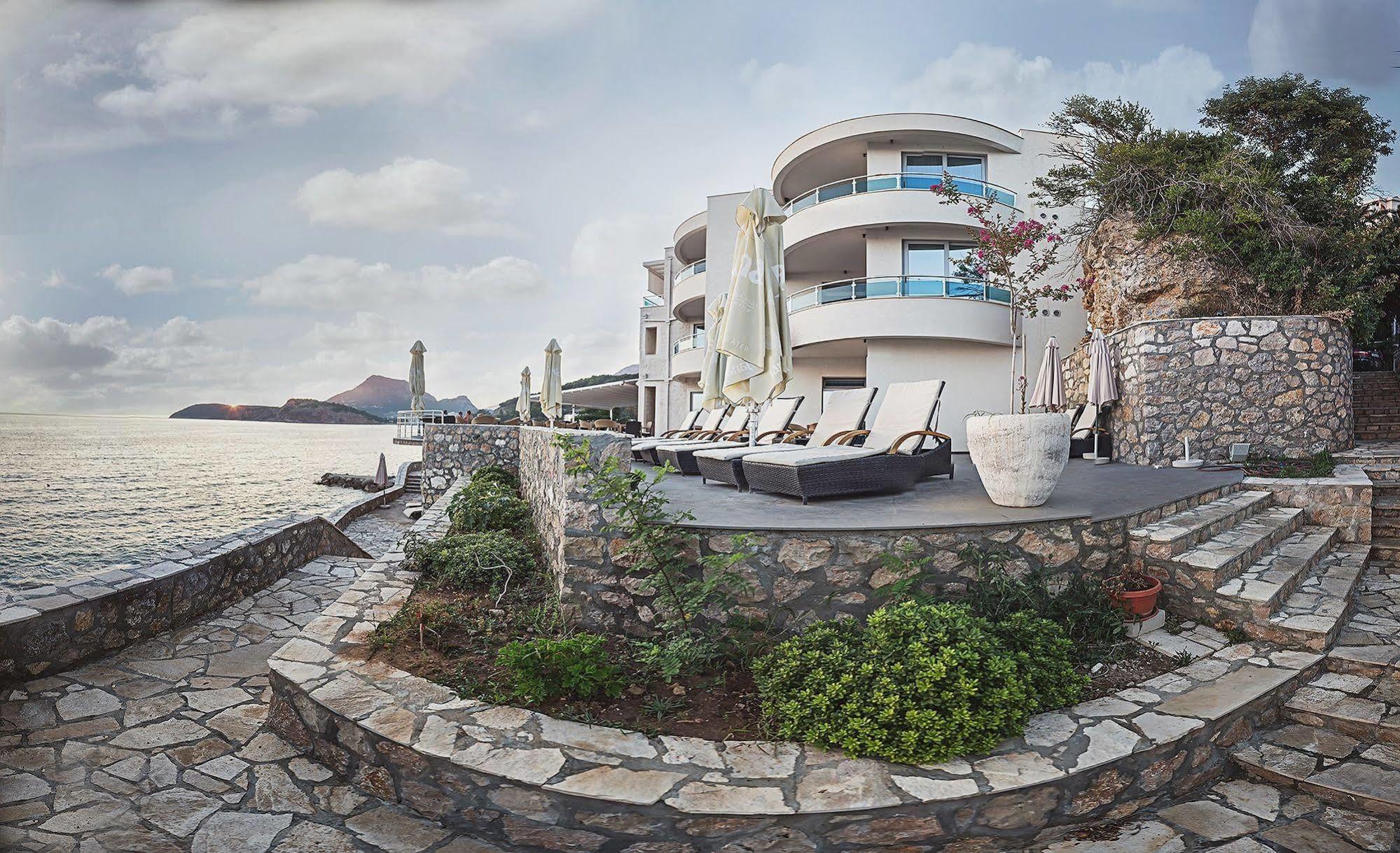 Love Live Hotel Сутоморе Экстерьер фото