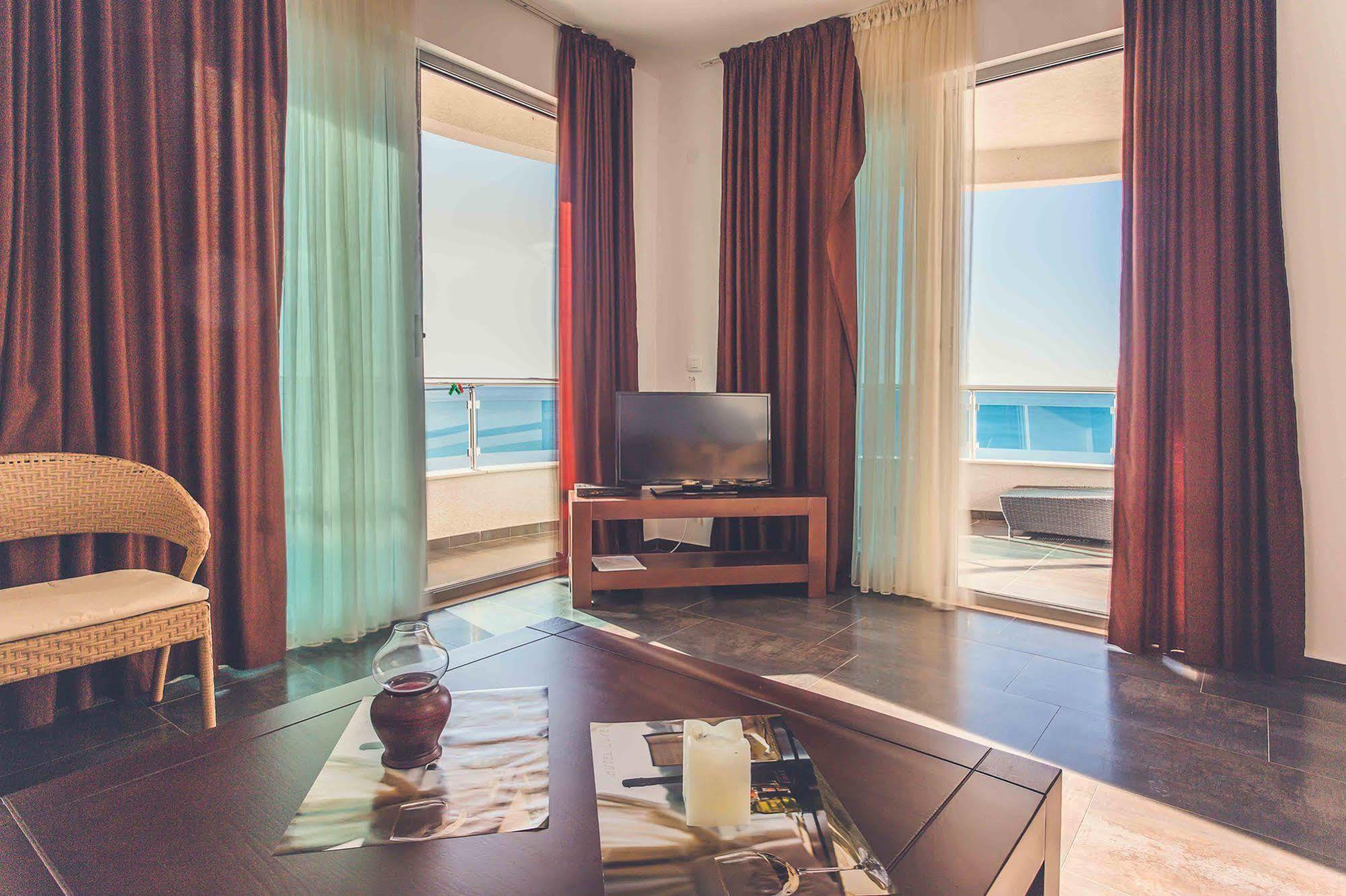 Love Live Hotel Сутоморе Экстерьер фото