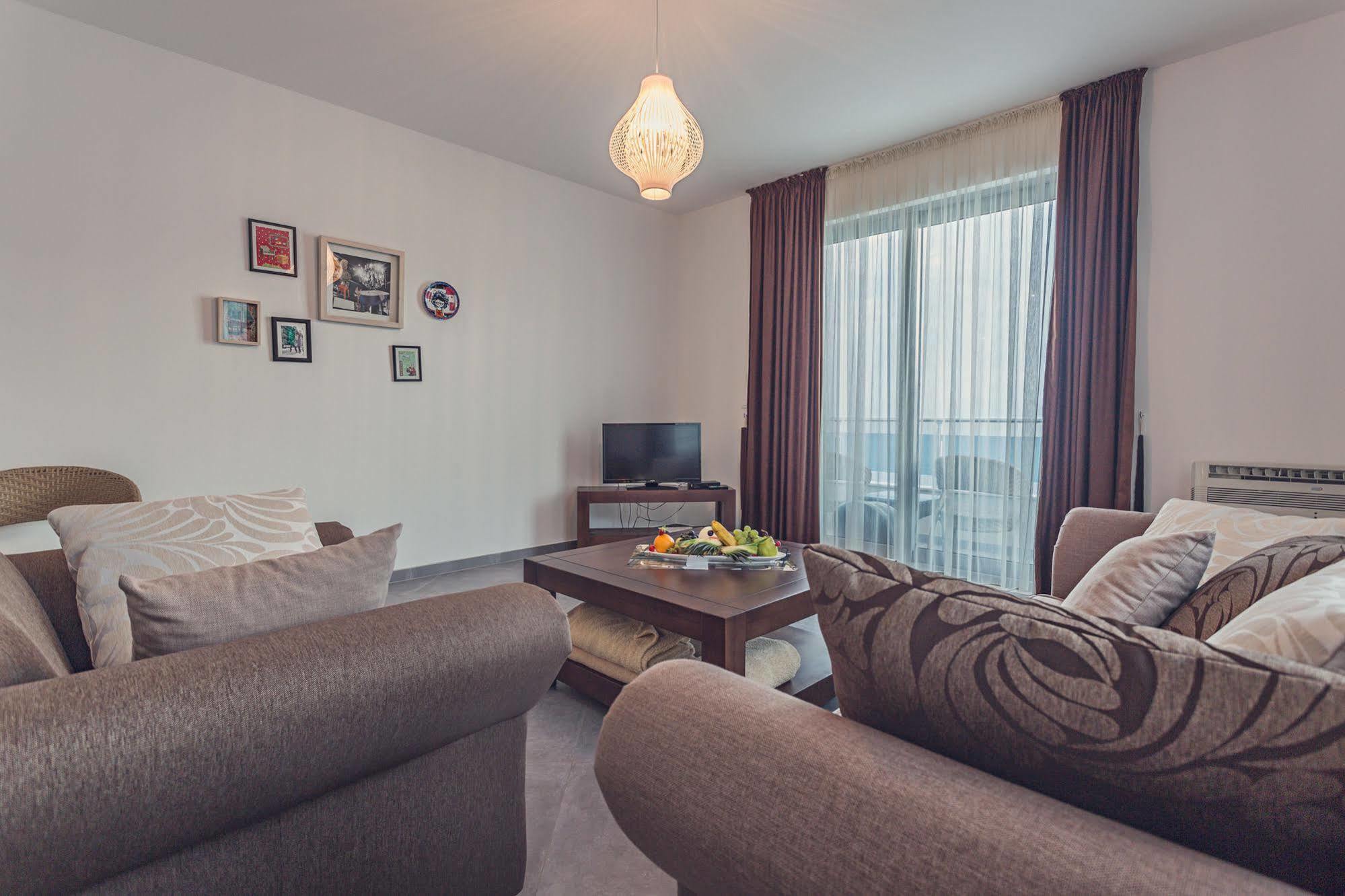 Love Live Hotel Сутоморе Экстерьер фото