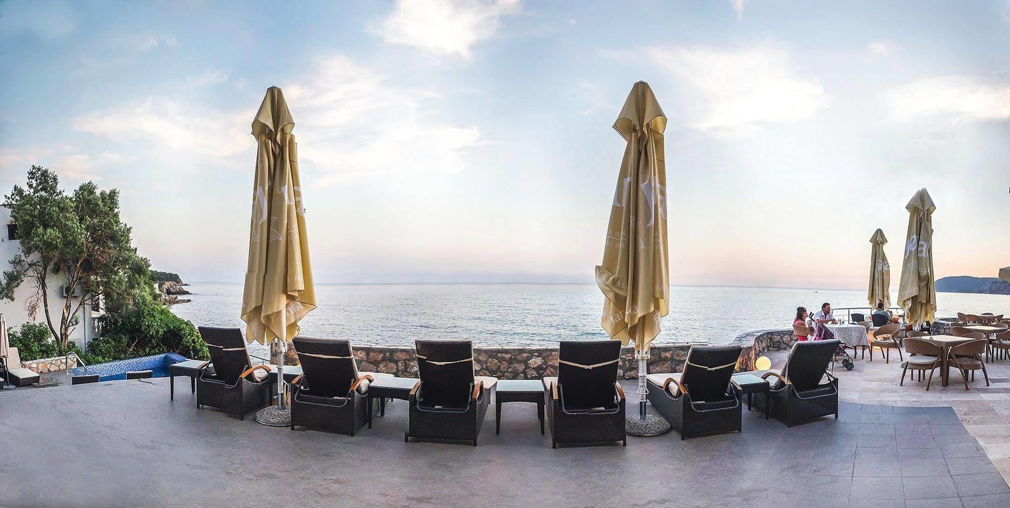 Love Live Hotel Сутоморе Экстерьер фото
